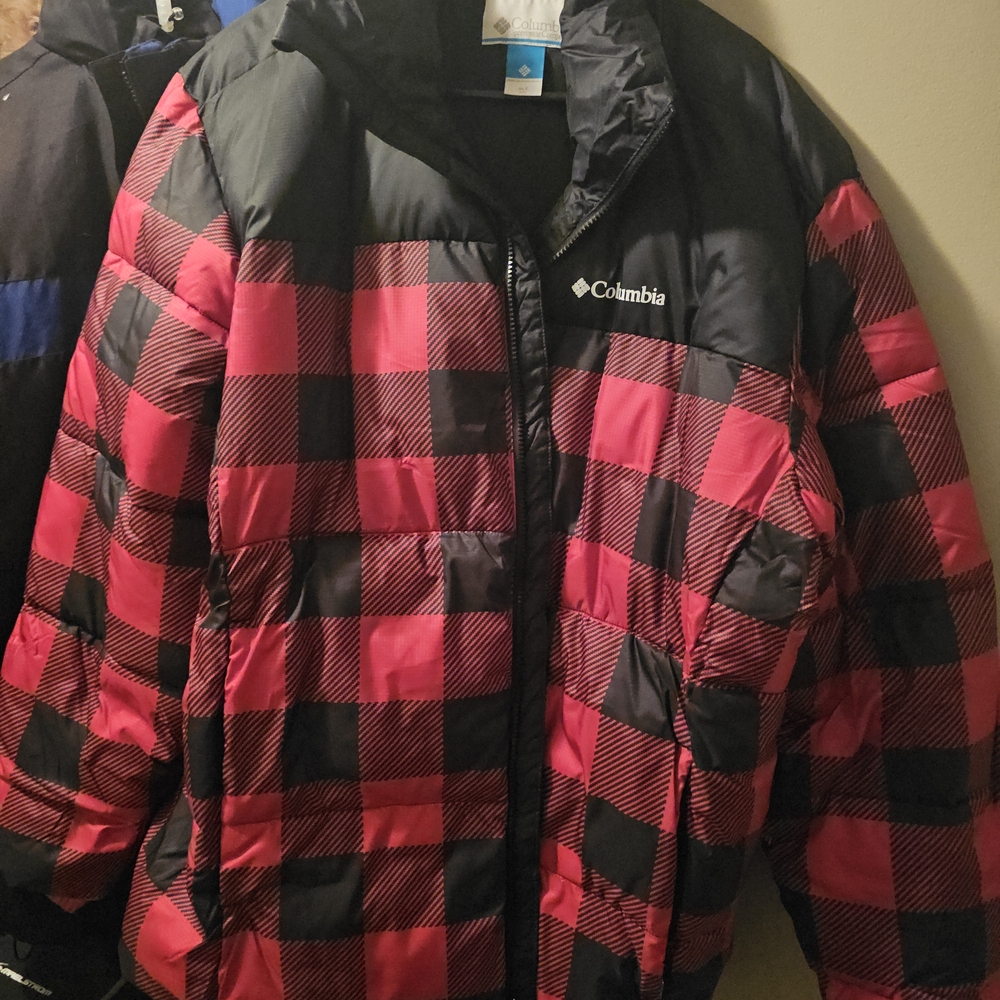 Columbia MENS Black and Red Checkered Puffer Jacket